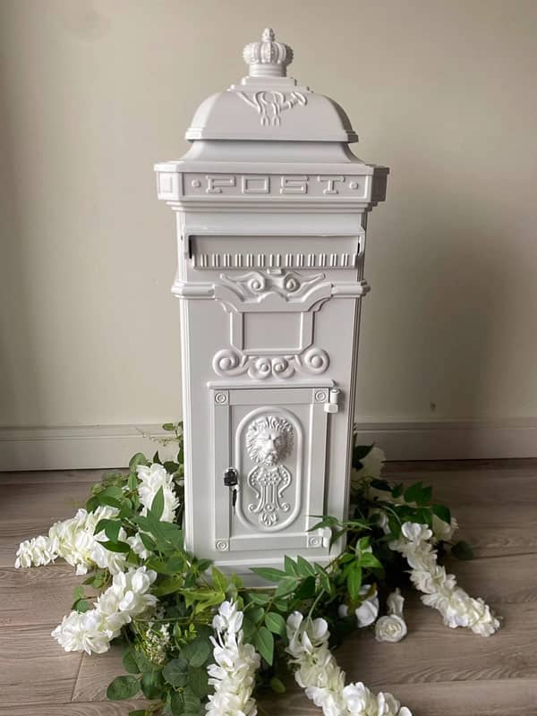 image of secure post box at wedding - Picabooth